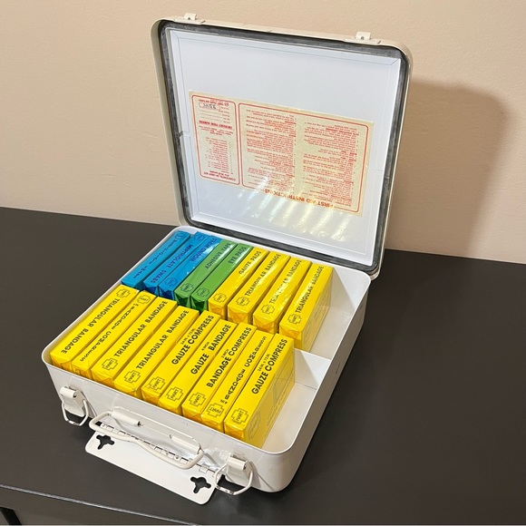 Vintage Hart Wall Mounted First Aid Kit with Original Partial Supplies - Picture 3 of 14